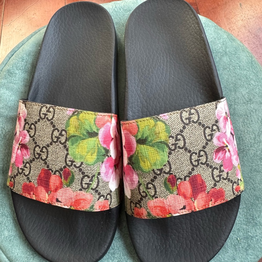 GUCCI GG SUPREME MONOGRAM BLOOMS CANVAS POOL SLIDES SANDALS 39 - Picture 3 of 7